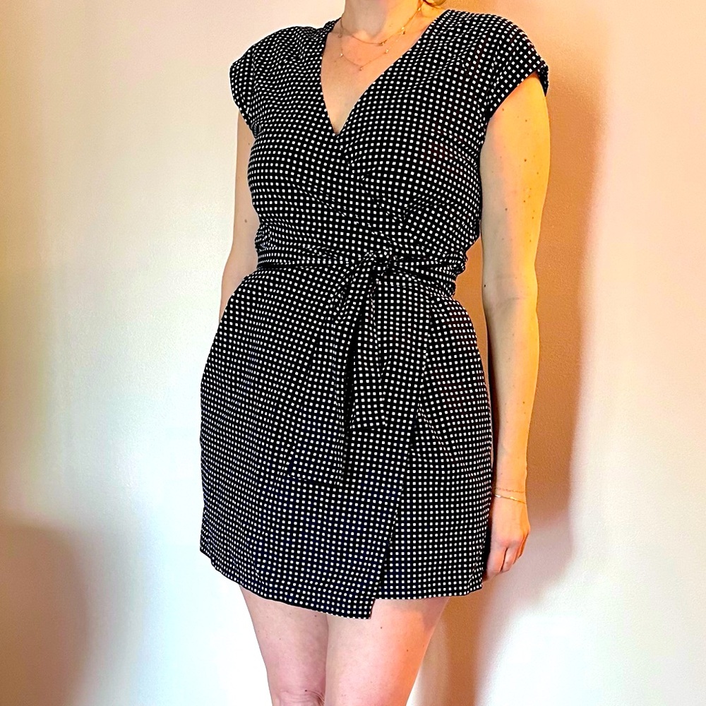 Kate Spade Saturday wrap dress black and white HAS POCKETS!